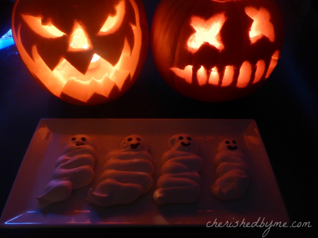 Halloween Meringue Ghosts 